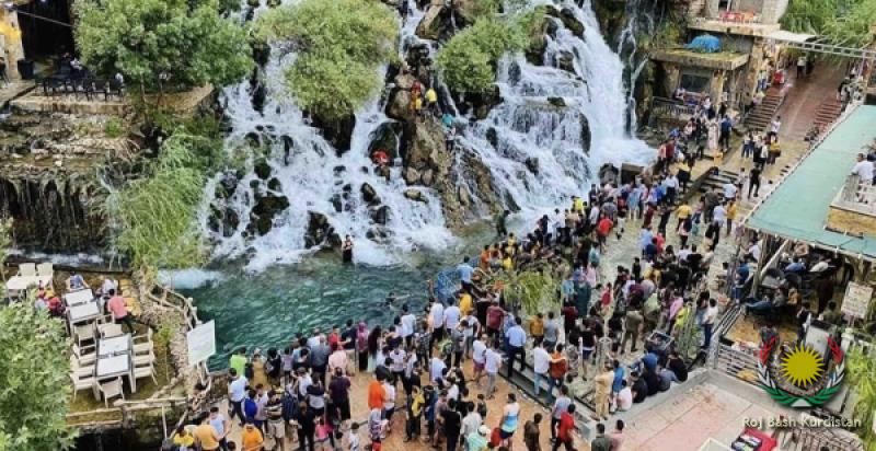 thousands of tourists